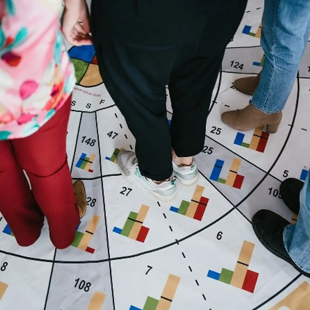 Groep collega's staan bij elkaar tijdens een training