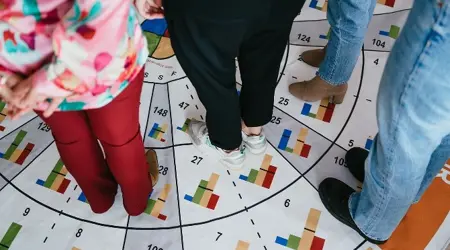 Groep collega's staan bij elkaar tijdens een training