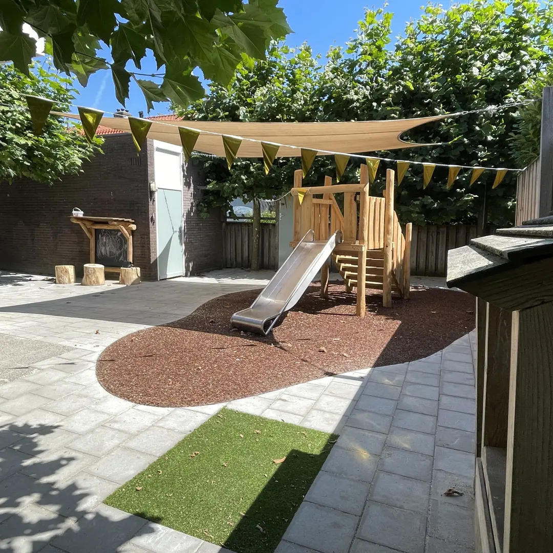 Tuin met glijbaan CompaNanny Hilvertsweg