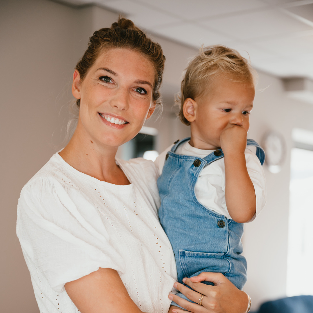 Pedagogisch Medewerker met kind op kinderopvang tijden BBL-opleiding