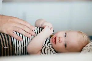 Werken Bij Compananny Kinderopvang Baby Lacht Liggend