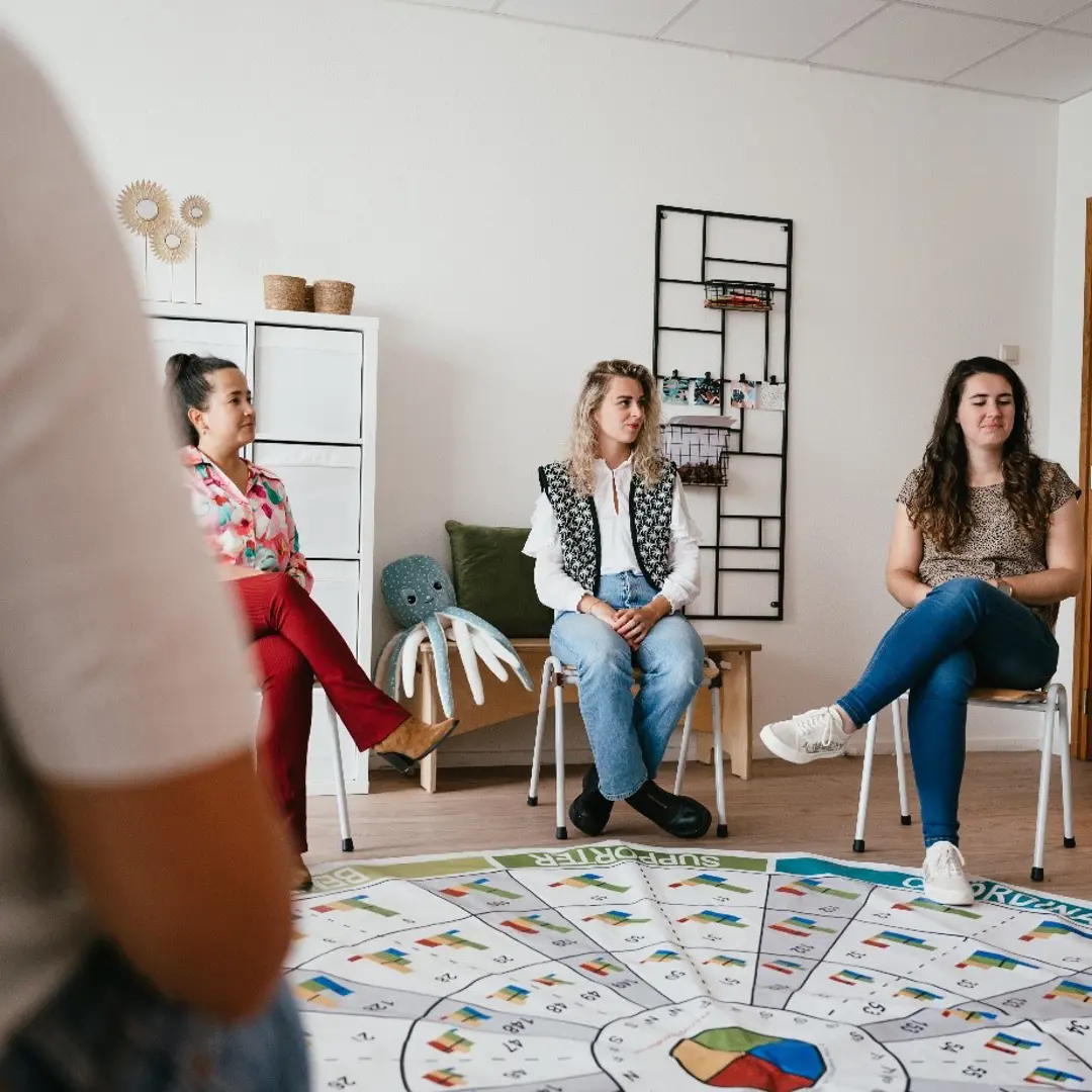 Groep Assistent Leidinggevende zitten in een kring tijdens een training