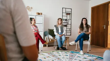 Groep Assistent Leidinggevende zitten in een kring tijdens een training