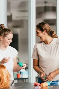 Werken Bij Compananny Kinderdagopvang Nannies Knutselen Met Meisjes