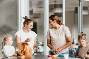 Werken Bij Compananny Kinderdagopvang Nannies Knutselen Met Meisjes