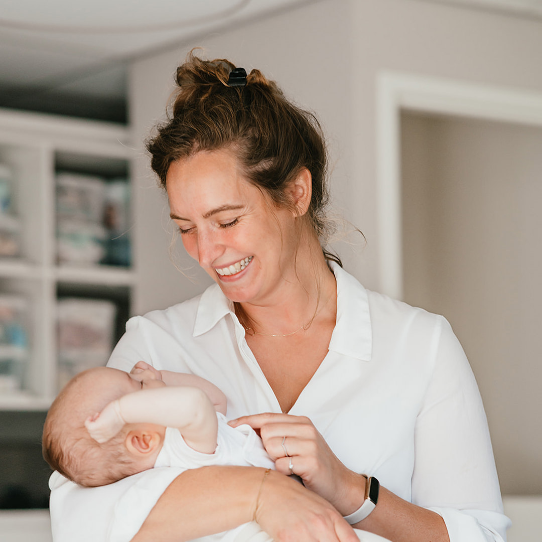 Werken bij CompaNanny Pedagogisch Medewerker knuffelt baby