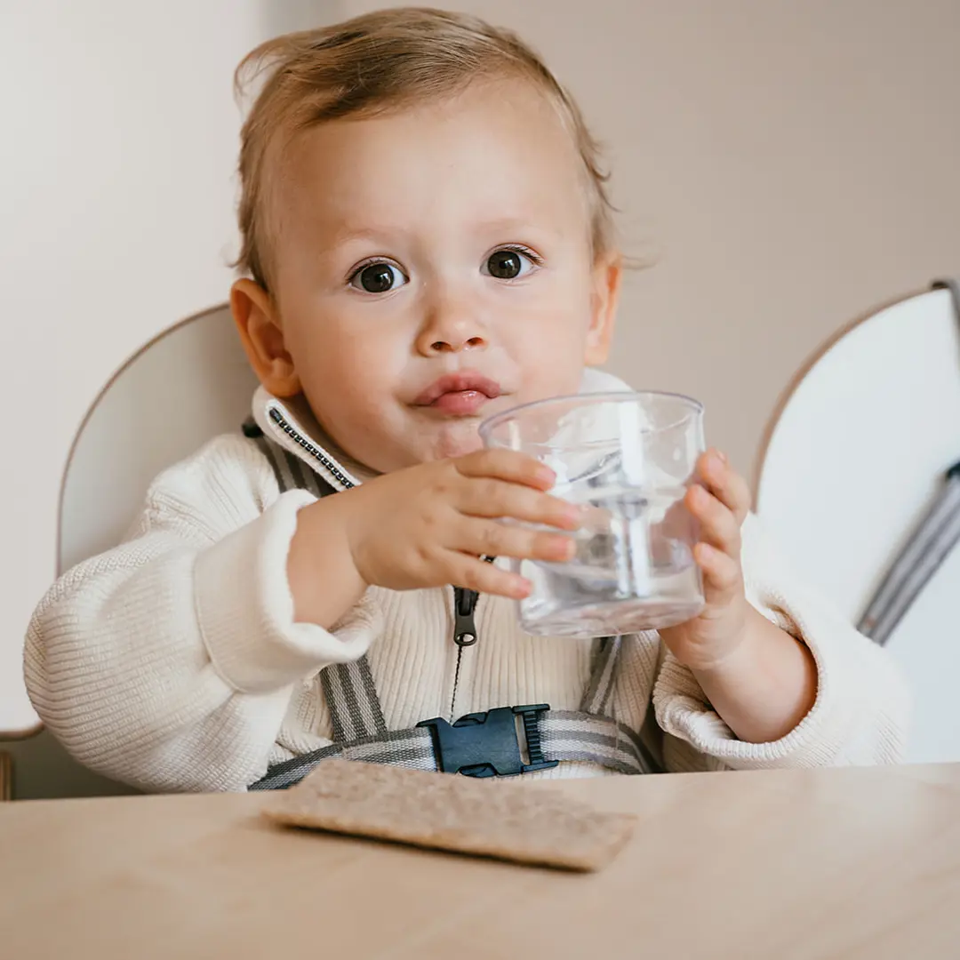 Werken bij CompaNanny kinderopvang peuter drinken uit beker
