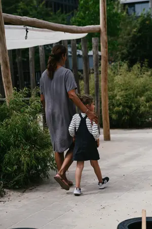 Werken Bij Compananny Kinderopvang Nanny Kind Lopen Buiten