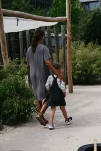 Werken Bij Compananny Kinderopvang Nanny Kind Lopen Buiten