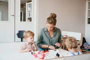 Werken bij CompaNanny Pedagogisch medewerker knutselen