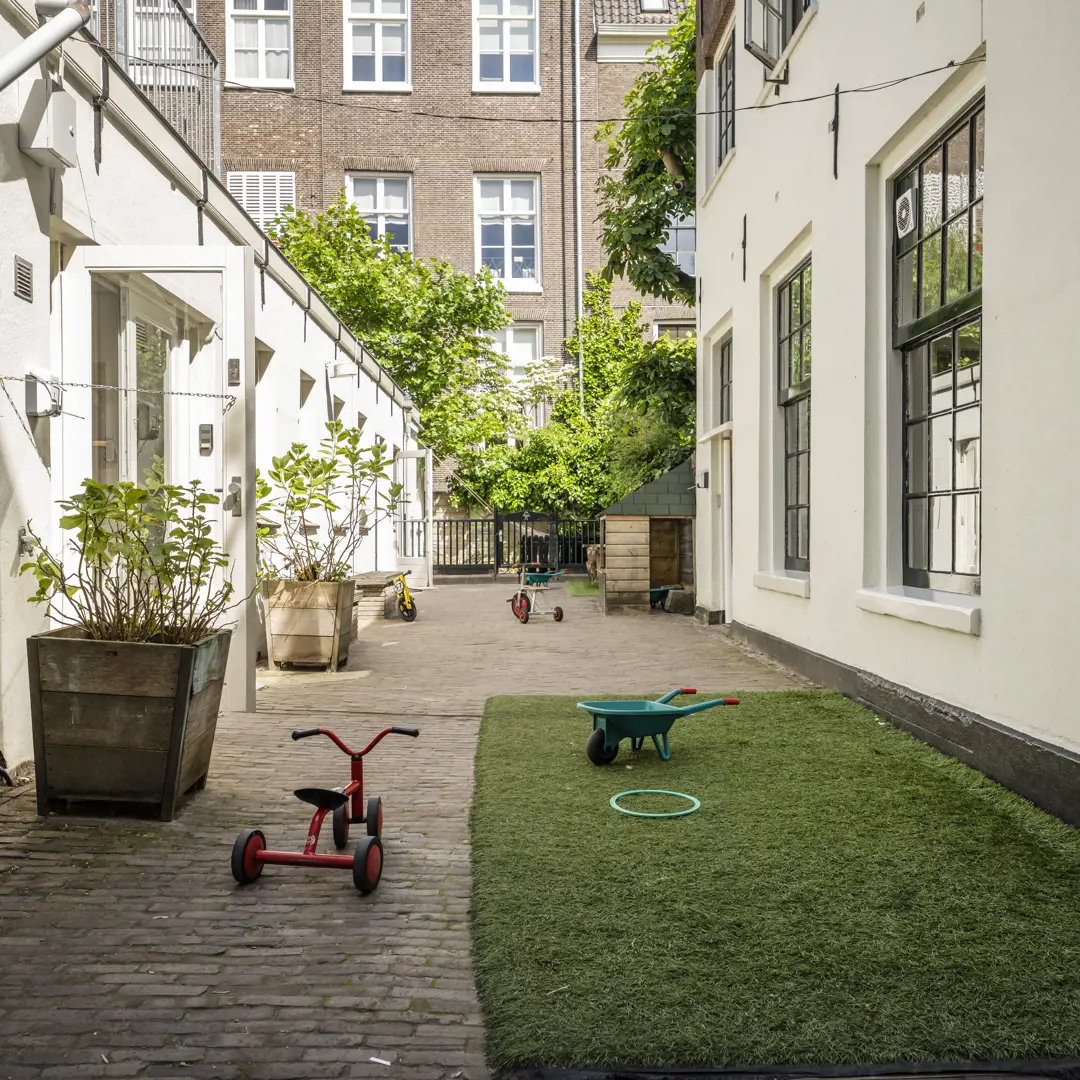 Werken Bij Compananny Kinderopvang Prinsengracht Buiten Speelplaats Gras Locaties