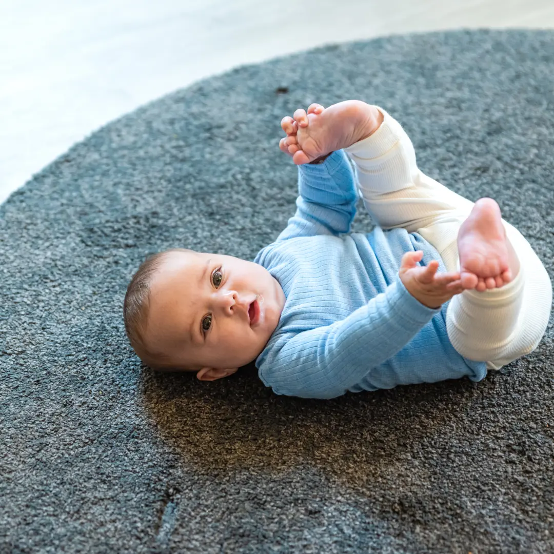 Werken Bij Compananny Baby Rolt Op Grond