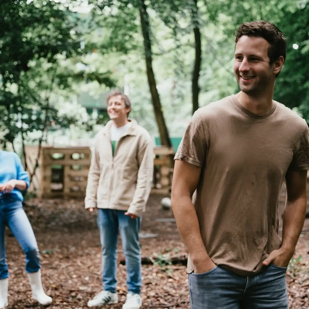 Pedagogisch Medewerkers staan in speeltuin