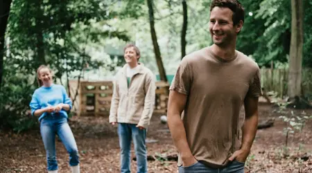 Pedagogisch Medewerkers staan in speeltuin