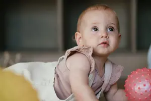 Werken Bij Compananny Kinderopvang Baby Ligt Op Grond Locatie